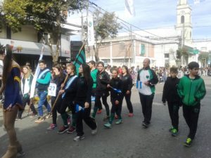 Caide en desfile 25 de mayo