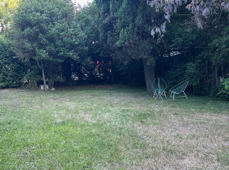 Casa sobre amplio lote en excelente ubicación