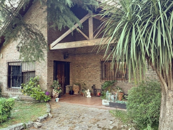 Casa sobre amplio lote en excelente ubicación