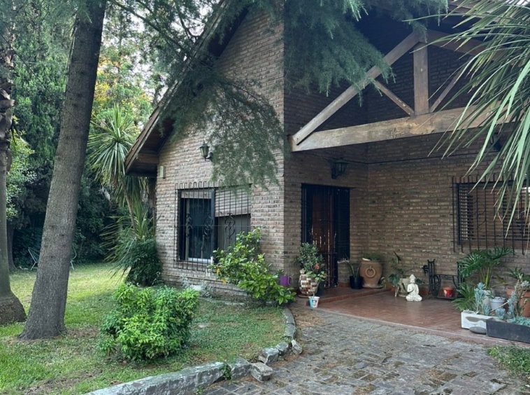 Casa sobre amplio lote en excelente ubicación