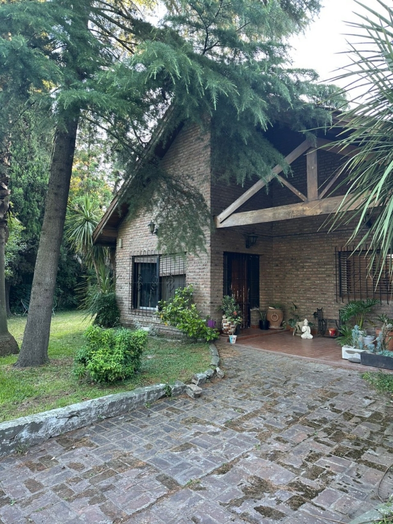 Casa sobre amplio lote en excelente ubicación – foto 1