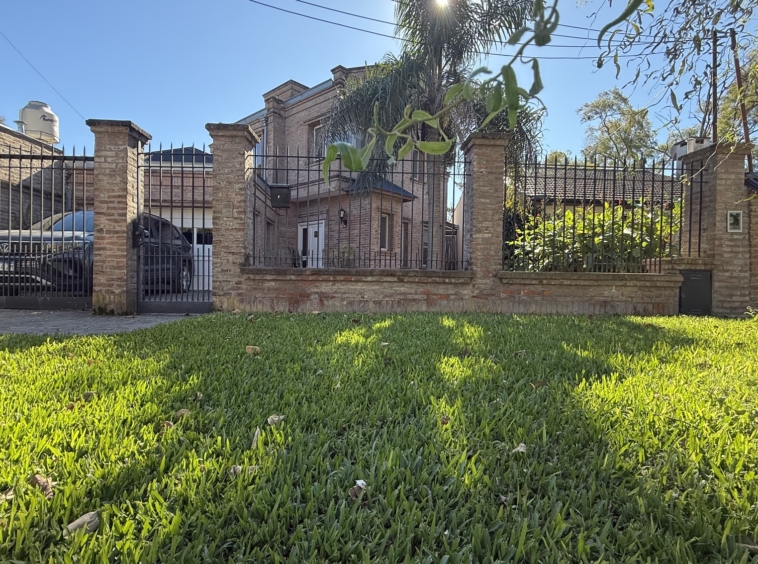Espectacular Casa en Venta de 5 Ambientes con El Mejor Acceso