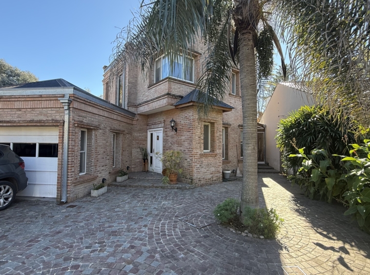 Espectacular Casa en Venta de 5 Ambientes con El Mejor Acceso