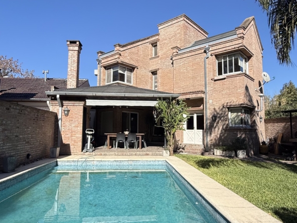 Espectacular Casa en Venta de 5 Ambientes con El Mejor Acceso