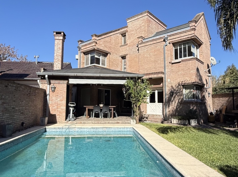 Espectacular Casa en Venta de 5 Ambientes con El Mejor Acceso