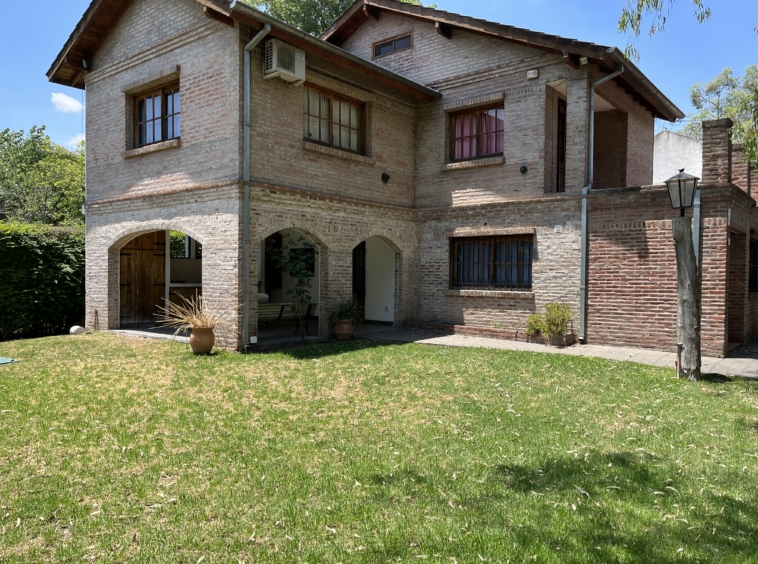 Hermosa casa en De Vicenzo Grande
