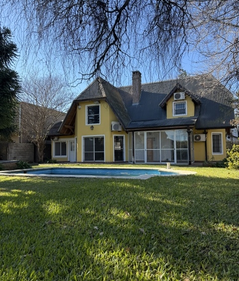 Amplia casa en venta