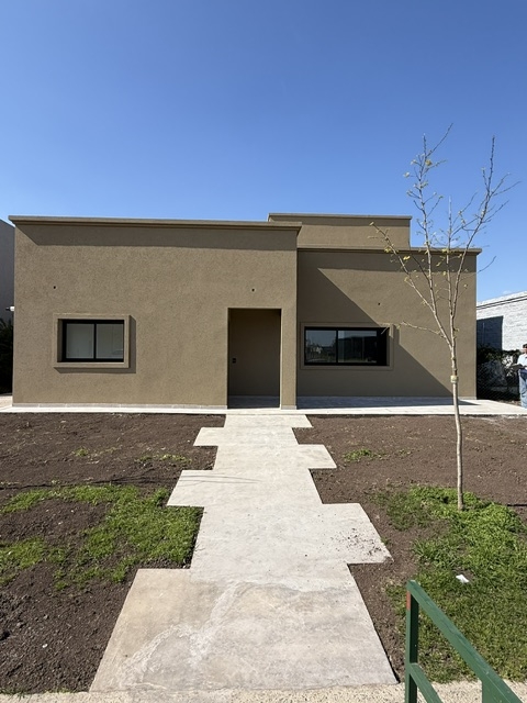 Moderna casa a estrenar de 5 ambientes – foto 1