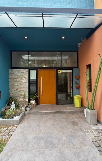 Impecable Casa 5 Ambientes en 3 Plantas con Master Suite, Playroom y Gran Terraza con Parrilla