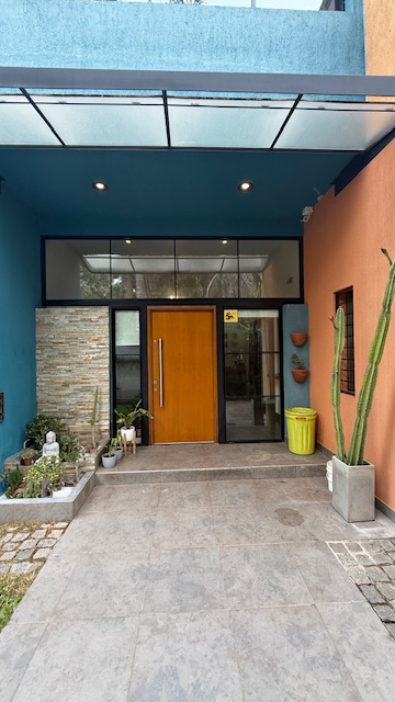 Impecable Casa 5 Ambientes en 3 Plantas con Master Suite, Playroom y Gran Terraza con Parrilla – foto 1