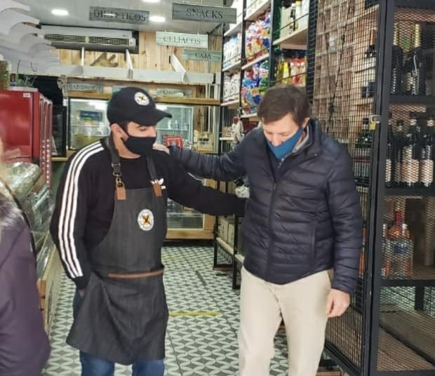 El Intendente Jaime Méndez con un comerciante