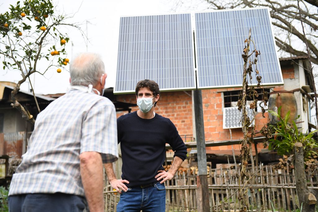 Juan Andreotti visitó familias donde el Municipio instaló paneles solares