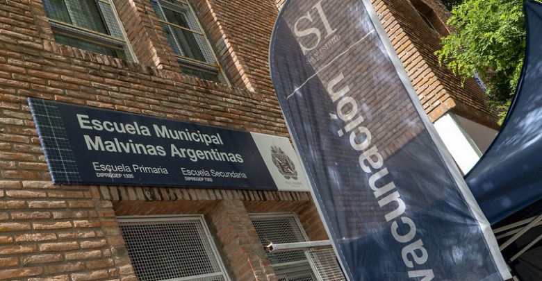 Vacunación en la escuela Malvinas de Beccar
