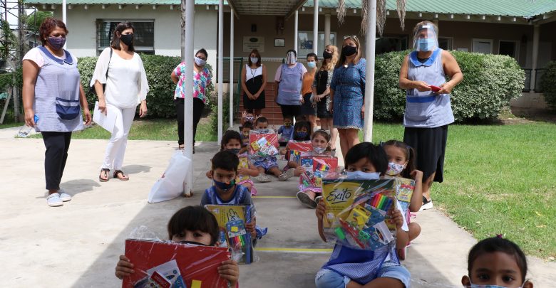 Entrega de útiles escolares a jardines de infantes de Tigre