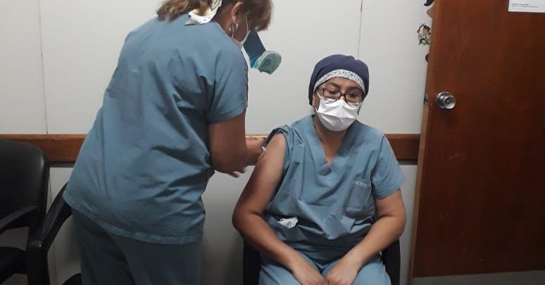 Personal de salud vacunándose