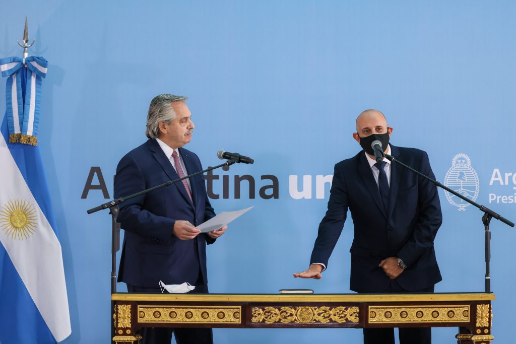 El presidente Alberto Fernández en la jura del nuevo ministro de transporte Alexis Guerrera