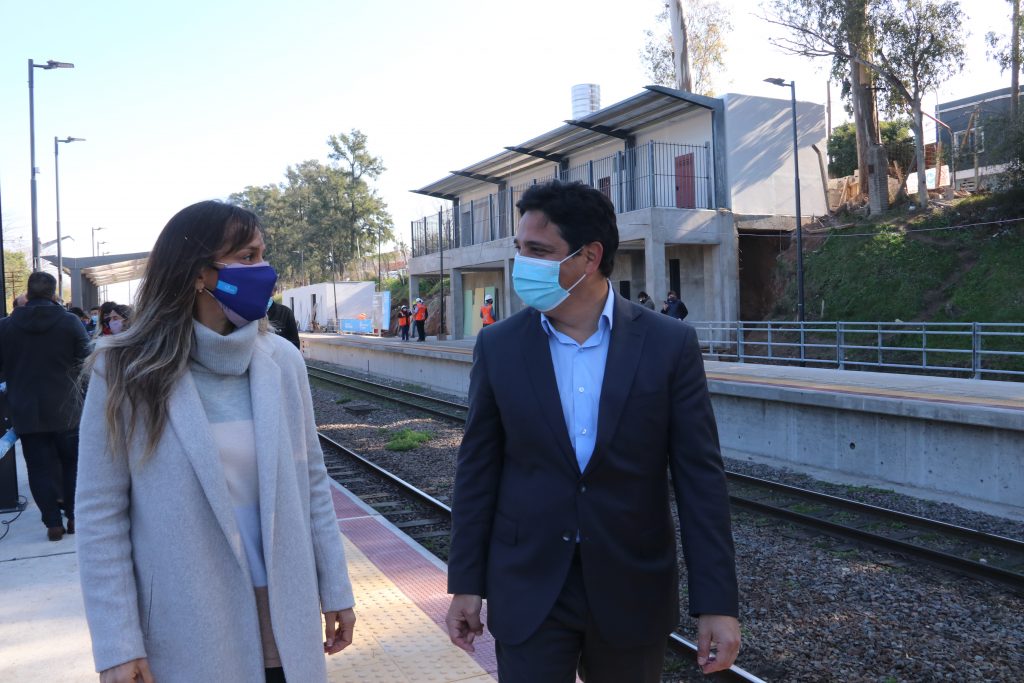 Martín Marinucci y Malena Galmarini recorrieron las obras de renovación en la estación de Montes.