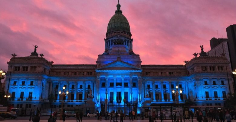 Congreso iluminado de azul