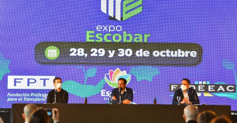 Ariel Sujarchuk junto a los ministros Juan Cabandié y Augusto Costa