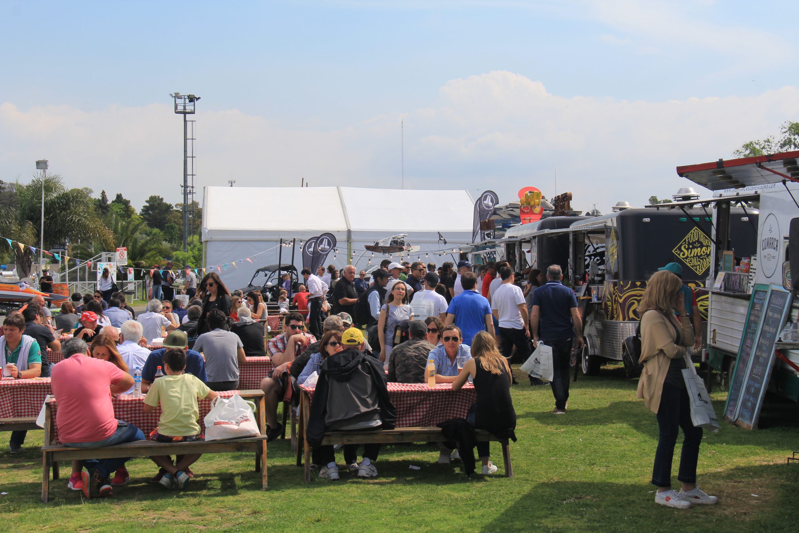 GENTE EN FOOD TRUCKS EN SALÓN NÁUTICO