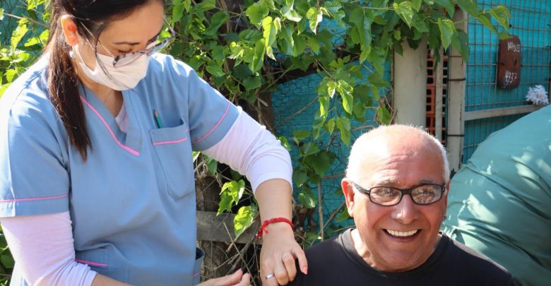 Vacunación a vecino de Parque la Gloria