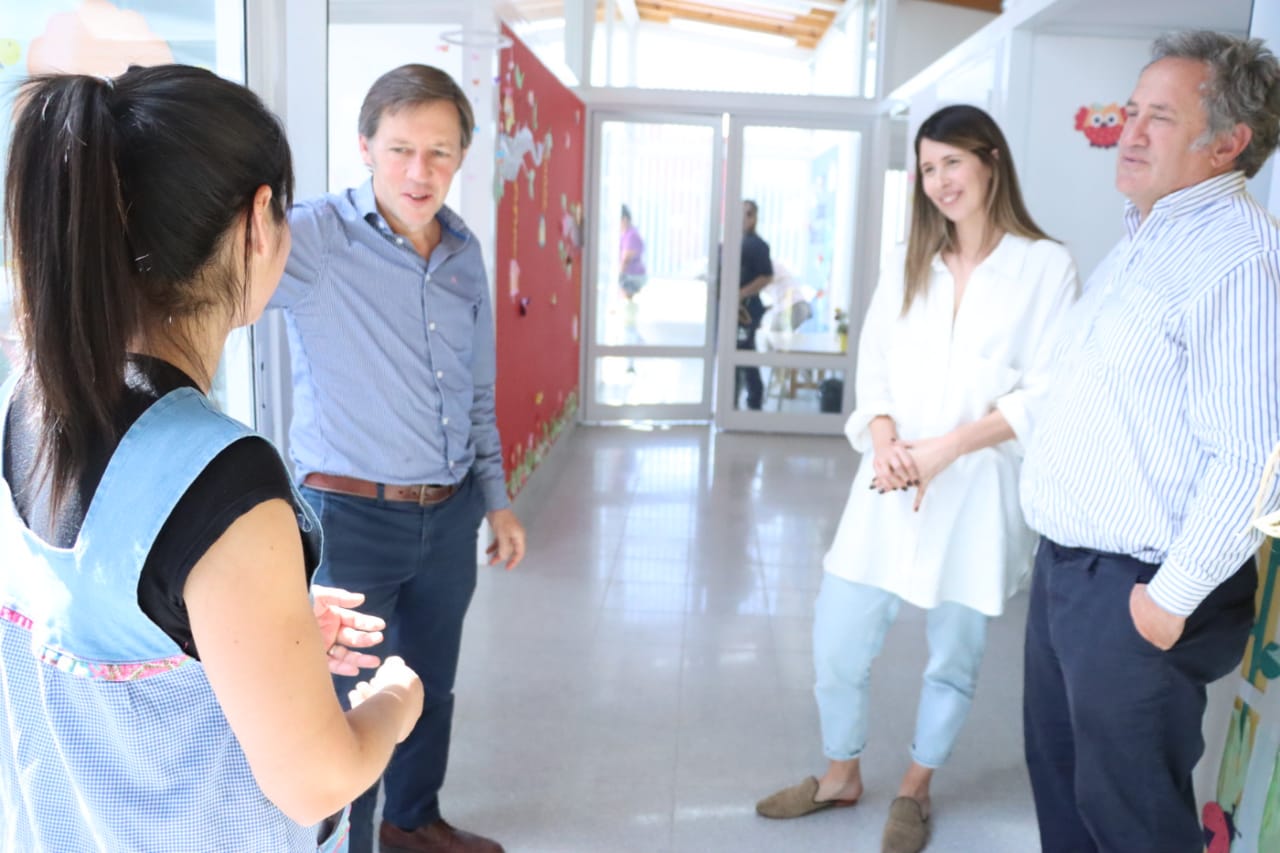 Jaime Méndez, Lucía Raskovsky y Pablo de la Torre con una de las coordinadoras del centro