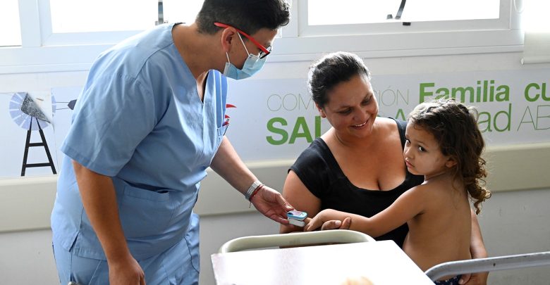 Samara Zárate junto a su madre