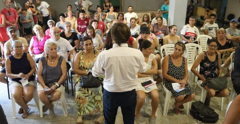 Jaime Méndez en la entrega de alarmas vecinales, barrio Obligado