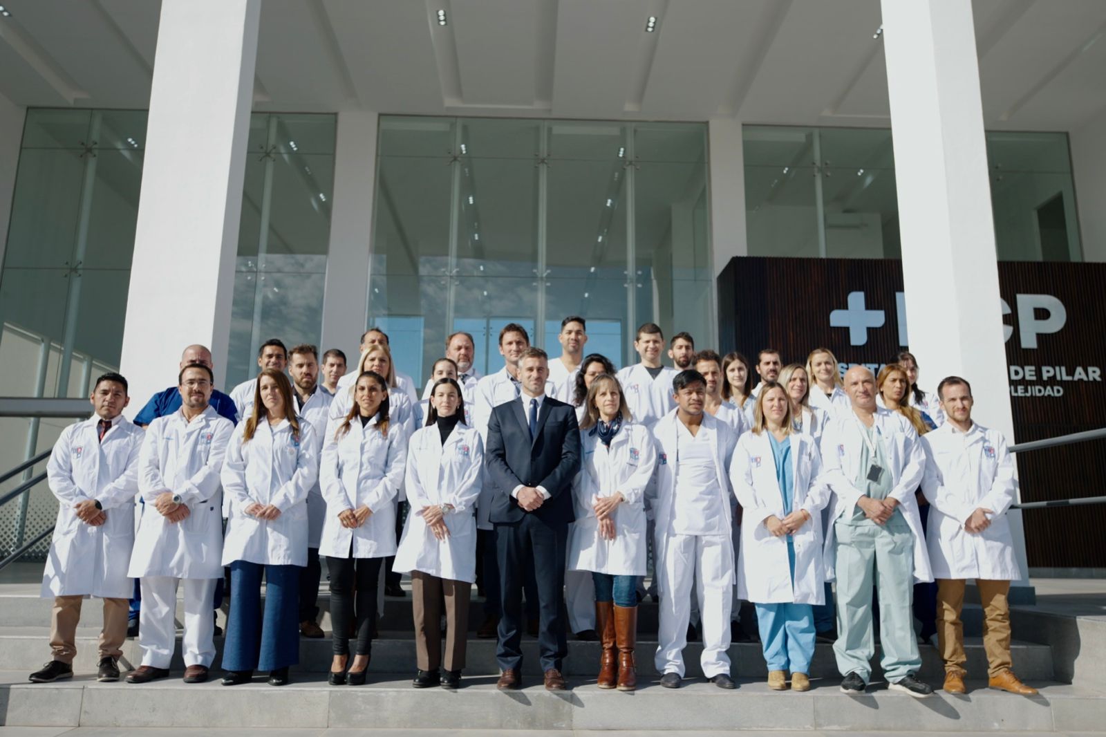 Equipo médico del Hospital Central junto a Achaval