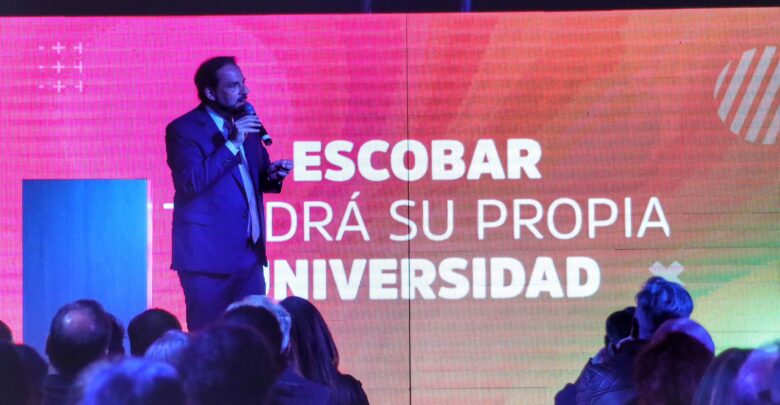 Ariel Sujarchuk durante el anuncio