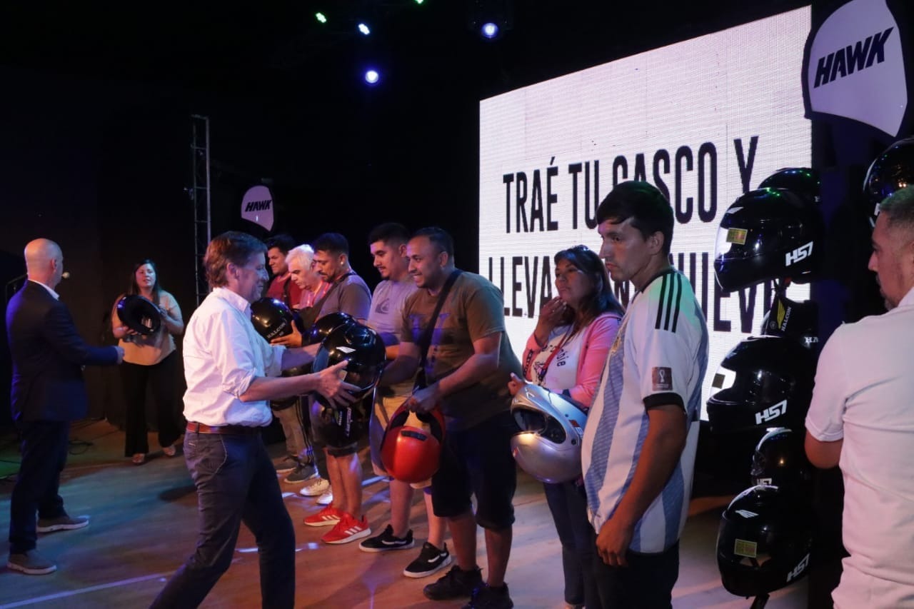 Jaime Méndez en al entrega de cascos