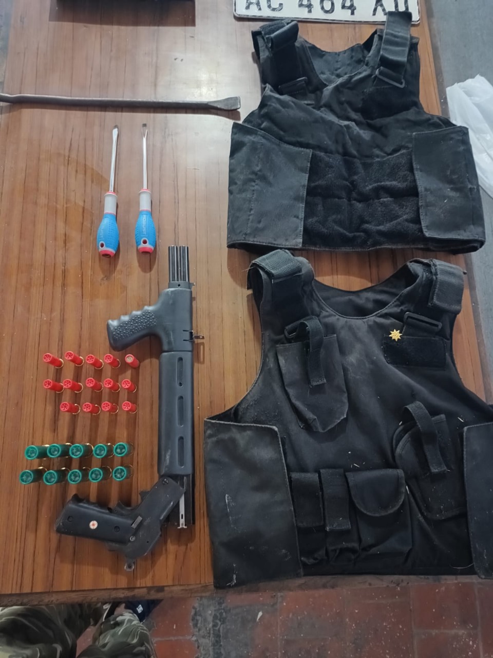 Armas y chalecos secuestrados