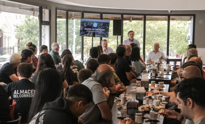 Primer desayuno con comerciantes de San Miguel
