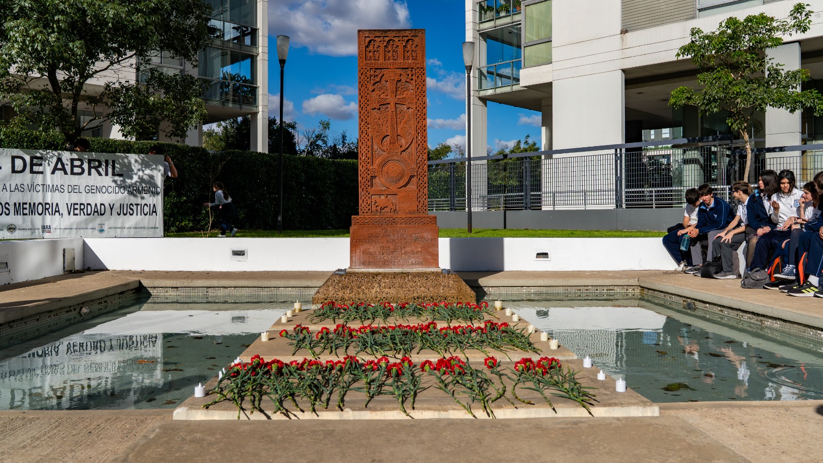 Khachkar, monumento inaugurado por el municipio en 2015 para conmemorar a las víctimas en el marco del centenario del genocidio, ubicado en Hipólito Yrigoyen y Juan Carlos Cruz