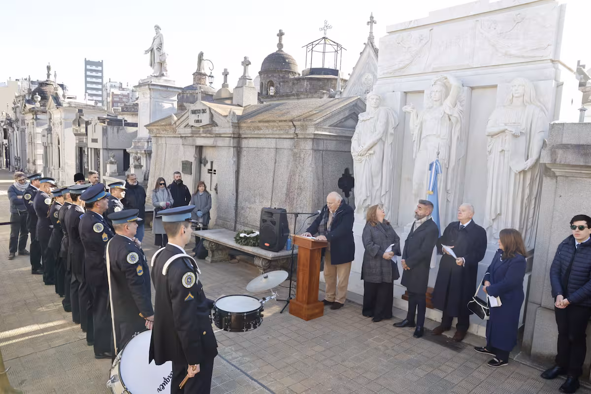 Dr. Bartolomé Abella Nazar, vicepresidente de la Asoc. Amigos Museo Mitre habla a la concurrencia frente a la banda de la Policía Federal Argentina