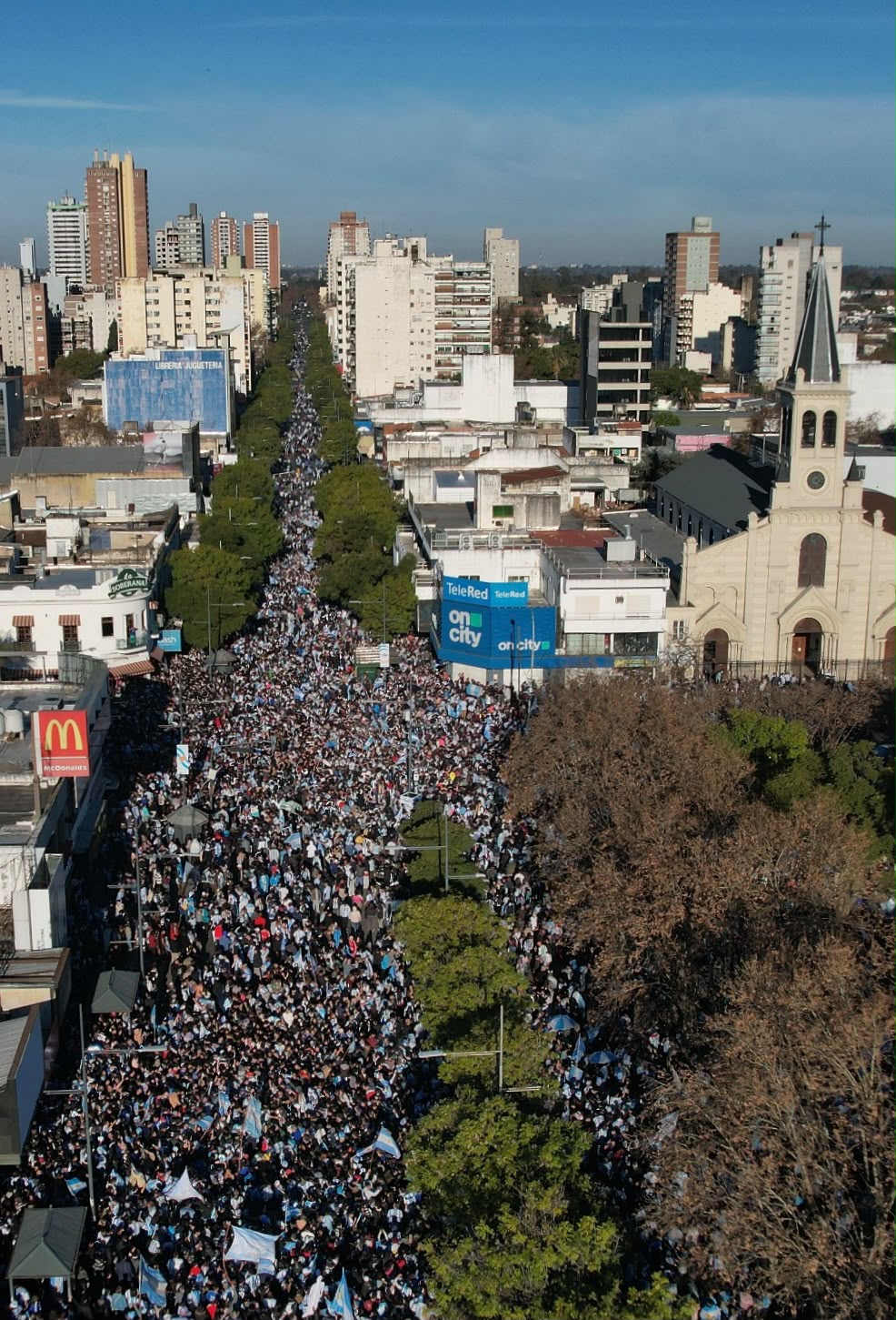 Vecinos de San Miguel coparon la Av. Perón tras la victoria frente a Egipto