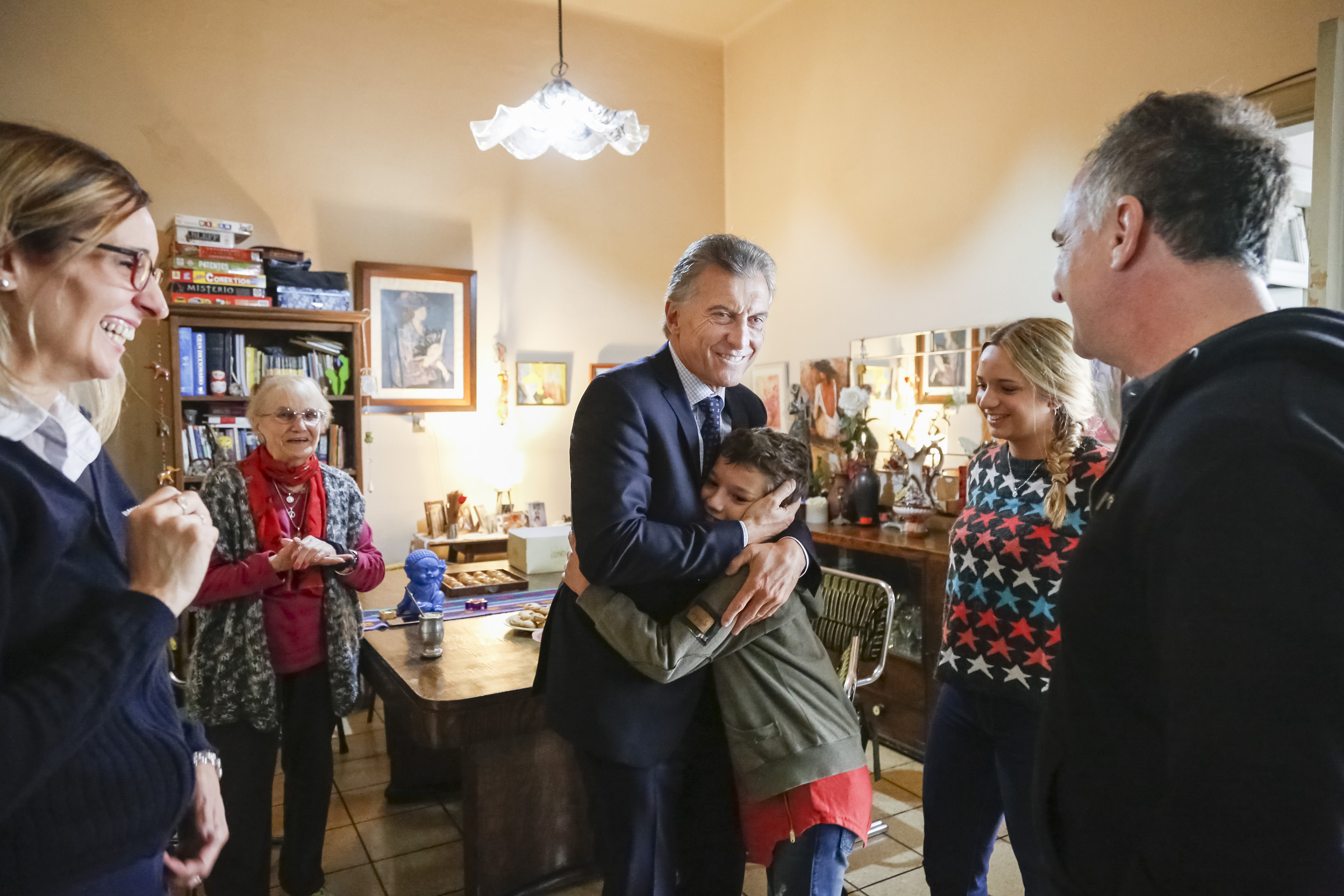 El Presidente de la Nacion, Mauricio Macri, visita a la familia Carrasco en la ciudad de Cordoba, tras su paso por el Congreso Internacional de la Lengua Espanola, vecinos del barrio salen a saludarlo. Carolina y Mauro, mama y papa de Coty y Renzo, la abuela es la mama de Carolina, se llama Nydia. Ciudad de Cordoba, 27 de marzo de 2019. Foto Graciela Calabrese