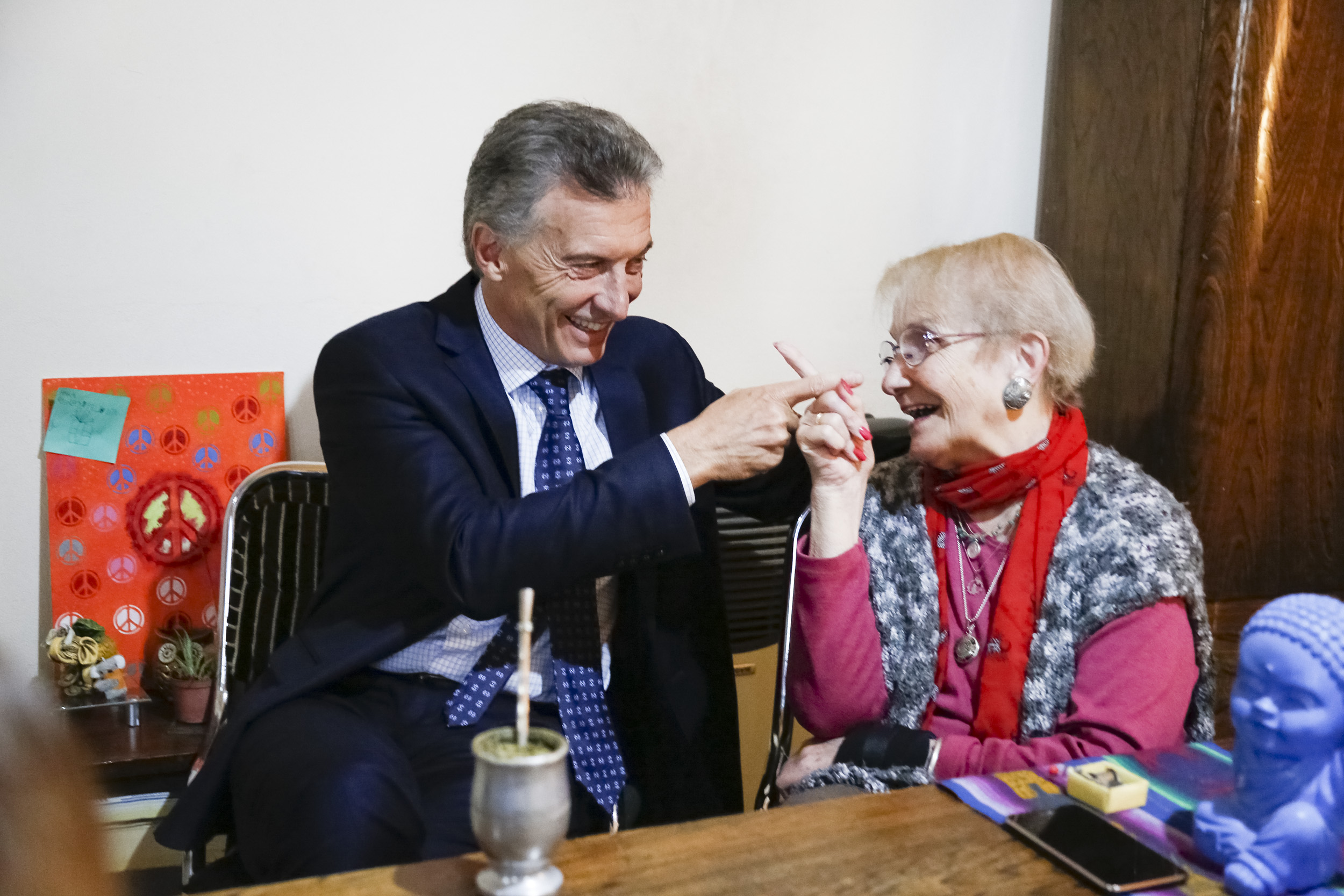 El Presidente de la Nacion, Mauricio Macri, visita a la familia Carrasco en la ciudad de Cordoba, tras su paso por el Congreso Internacional de la Lengua Espanola, vecinos del barrio salen a saludarlo. Carolina y Mauro, mama y papa de Coty y Renzo, la abuela es la mama de Carolina, se llama Nydia. Ciudad de Cordoba, 27 de marzo de 2019. Foto Graciela Calabrese