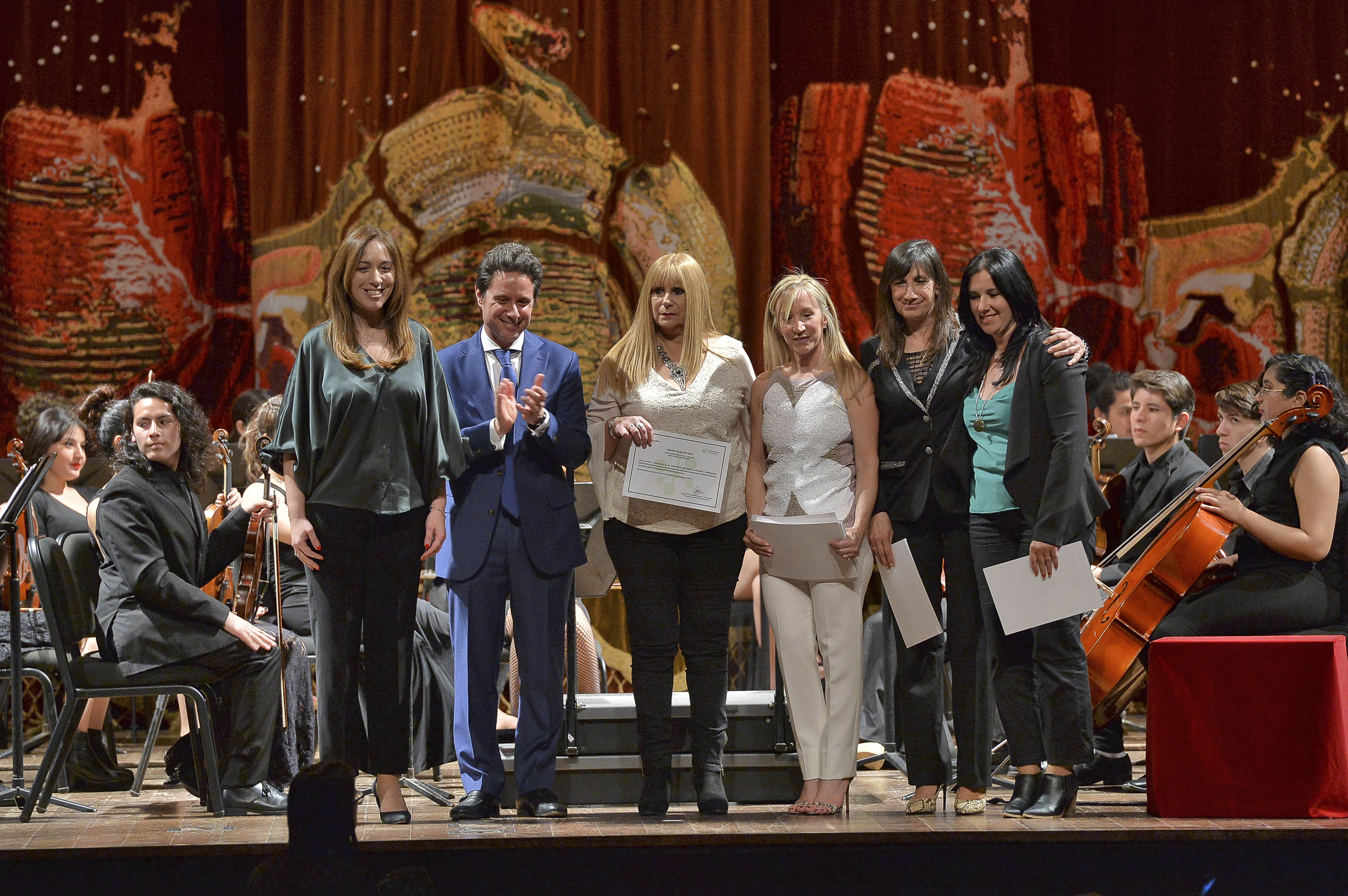 CABA, 16 de septiembre de 2019.- La Gobernadora participó hoy en el Teatro Colón de la entrega del Postítulo de Actualización Académica en Gestión y Conducción Educativa a 2 mil directores de escuelas de gestión estatal que participaron en la Red de Escuelas de Aprendizaje durante 2018 y 2019. Estuvieron presentes también el vicegobernador de la Provincia, Daniel Salvador, el director general de Cultura y Educación de la Provincia, Gabriel Sánchez Zinny, el Secretario General del Gobierno, Fabián Perechodnick y la directora provincial de Evaluación y Planeamiento, Agustina Blanco.