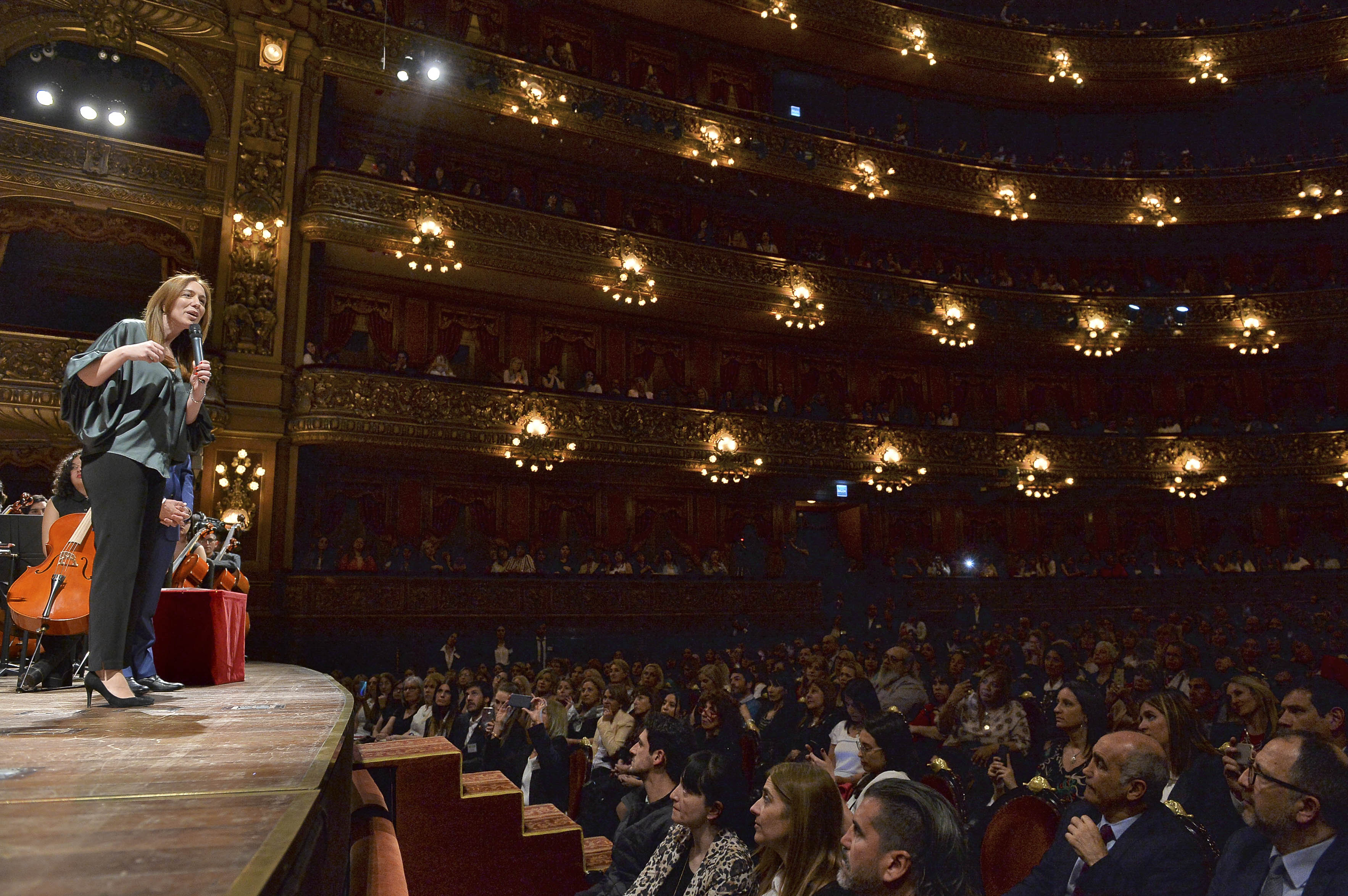 CABA, 16 de septiembre de 2019.- La Gobernadora participó hoy en el Teatro Colón de la entrega del Postítulo de Actualización Académica en Gestión y Conducción Educativa a 2 mil directores de escuelas de gestión estatal que participaron en la Red de Escuelas de Aprendizaje durante 2018 y 2019. Estuvieron presentes también el vicegobernador de la Provincia, Daniel Salvador, el director general de Cultura y Educación de la Provincia, Gabriel Sánchez Zinny, el Secretario General del Gobierno, Fabián Perechodnick y la directora provincial de Evaluación y Planeamiento, Agustina Blanco.