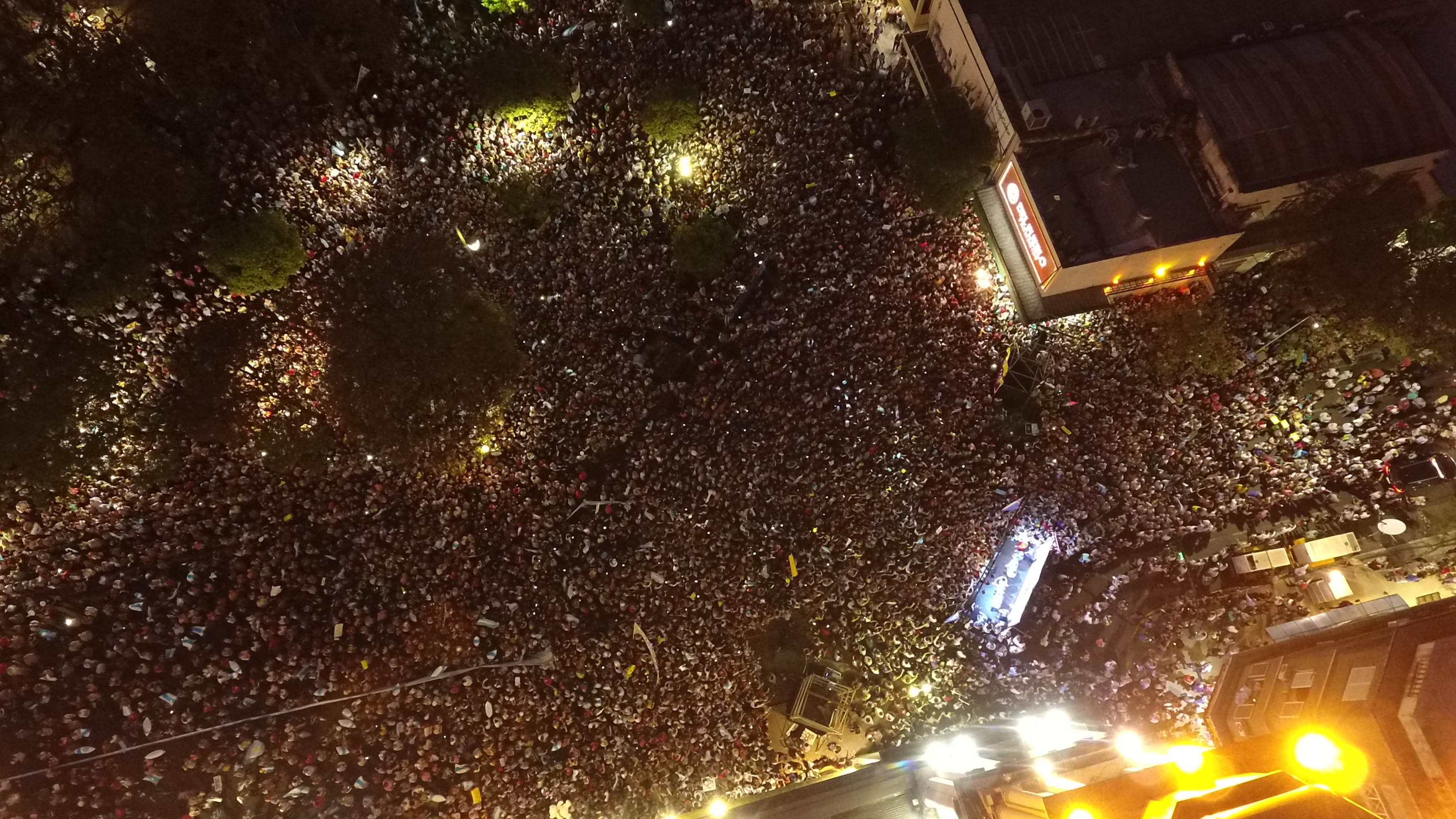 Multitudinaria marcha en Tucumán en apoyo al Presidente Macri.