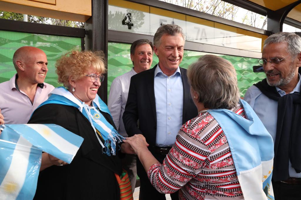 El Presidente Macri y la Primera Dama Juliana Awada en el Metrobus de Neuquén.
