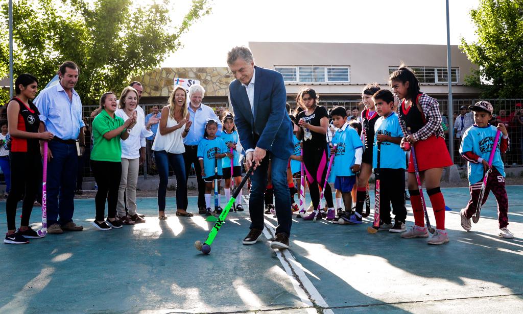 El Presidente Mauricio Macri recorrió obras de urbanización en la localidad salteña de El Mollar