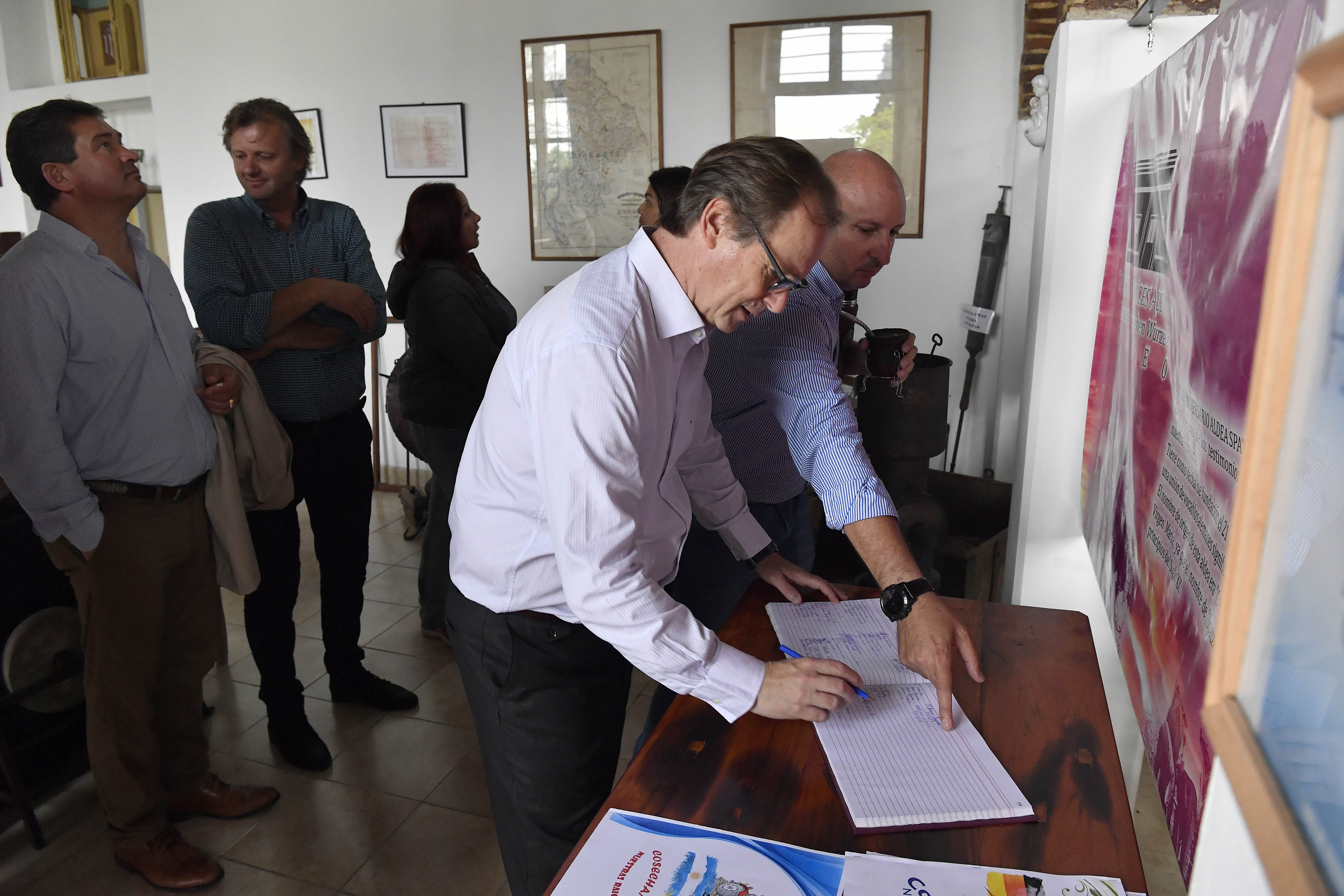 El Gobernador Gustavo Bordet recorrió los trabajos del acceso a Aldea Spatzenkutter.