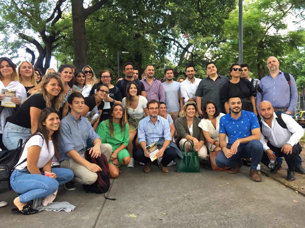 El ministro de Cultura, Enrique Avogadro, se reunió con vecinos de la Comuna 1.