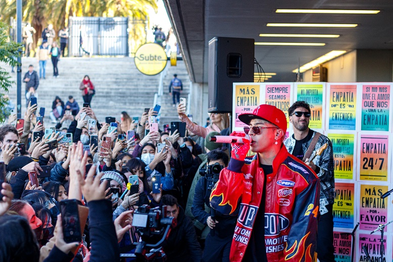 El cantante de trap, Rusherking, inauguró el ciclo “Música camino a casa” del subte porteño.