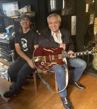 El Presidente Alberto Fernández tocando la guitarra en Nueva York mientras millones de argentinos sufren la pobreza.