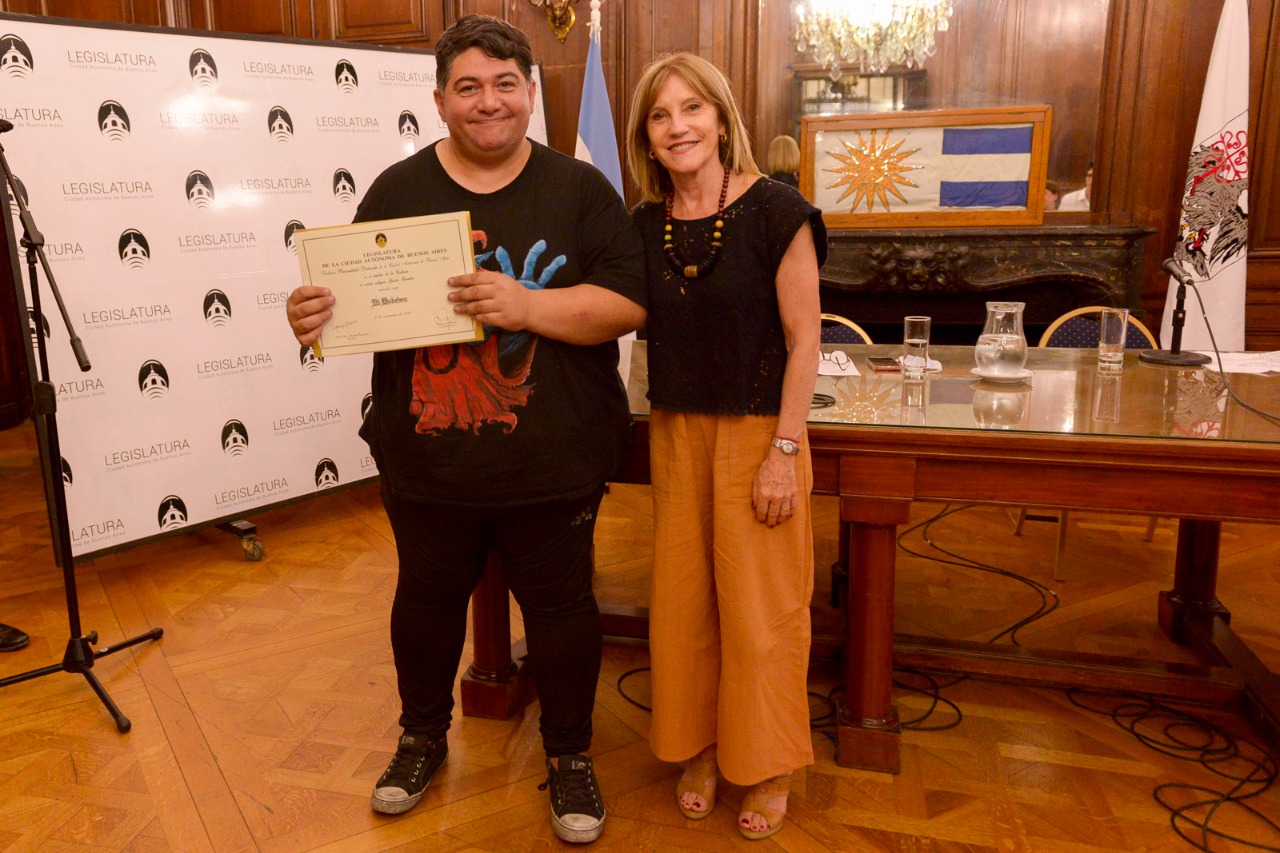 La Legislatura de la Ciudad de Buenos Aires declaró al artista callejero Gastón “El Budatom” Giraldez como Personalidad Destacada en el ámbito de la Cultura.