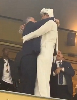 Mauricio Macri fue felicitado por el Emir de Qatar en pleno palco oficial del estadio donde la Argentina le ganó a Francia