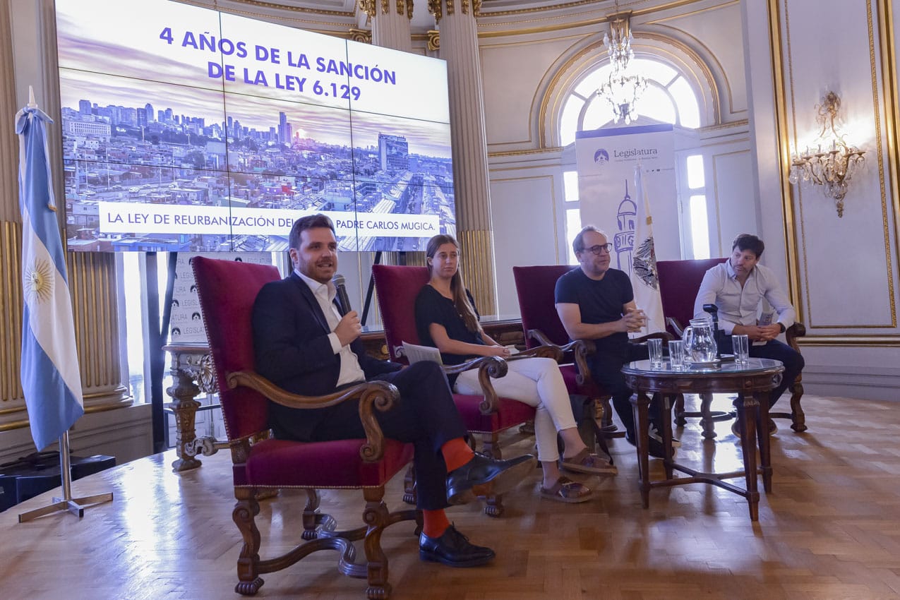 Emmanuel Ferrario lideró la reunión con los vecinos del Barrio 31 junto a la ministra de Desarrollo Humano y Hábitat, María Migliore.